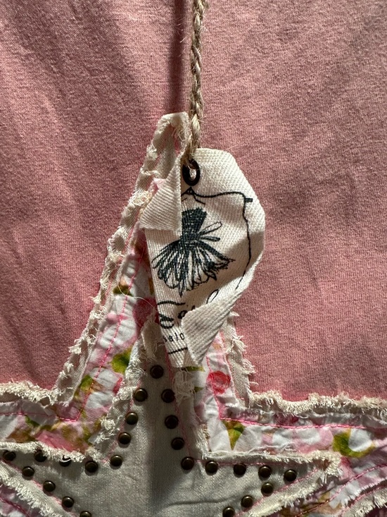 NWT- Easel mineral-washed cotton top, and a prominent floral star patch. - Picture 5 of 6